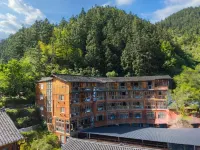 Miyazaki Village Hotel Отели рядом с достопримечательностью «Langde Miao Village Scenic Area»