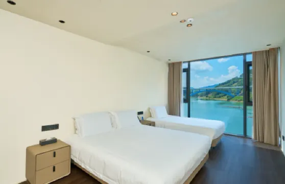 the Deyishe Inn in Thousand Island Lake