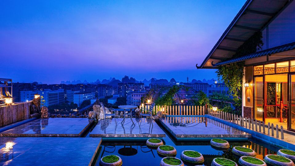 A thousand purple and red roof garden hotel (Guilin Liangjiang Sihu Scenic Area)