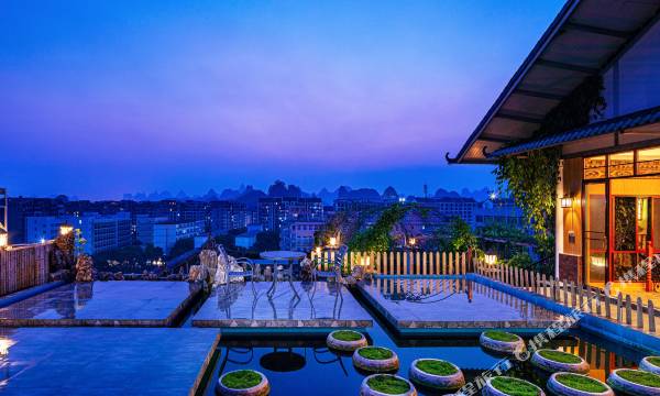A thousand purple and red roof garden hotel (Guilin Liangjiang Sihu Scenic Area)