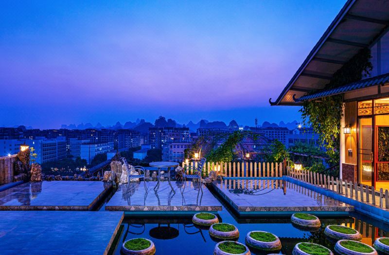 A thousand purple and red roof garden hotel (Guilin Liangjiang Sihu Scenic Area)