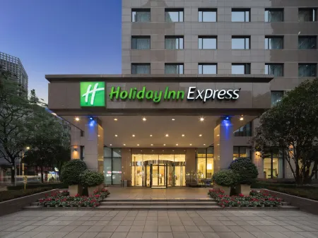 Holiday Inn Express Chengdu Gulou Отели рядом с достопримечательностью «Zhaojue Temple»
