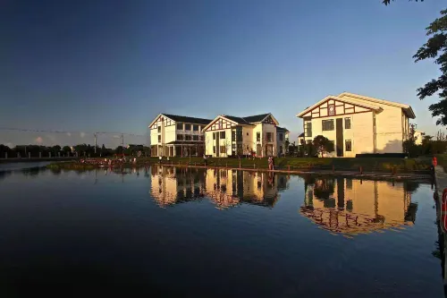 Mingzhu Lake Swan Garden Resort
