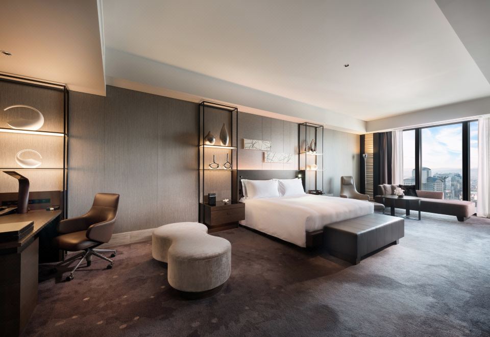 콘래드 오사카의 현대적인 건물 외관