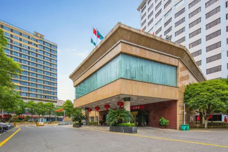 Huaqiao Hotel Отели рядом с достопримечательностью «Maple Mountain Botanical Garden»