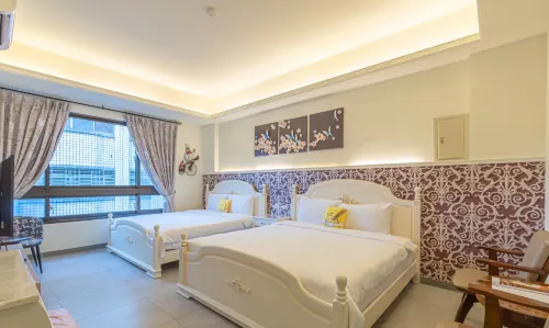 Happiness is coming – Pet-Friendly Elevator B&B near Train Station