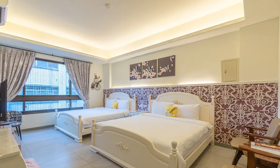 Happiness is coming – Pet-Friendly Elevator B&B near Train Station