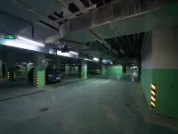 Lan ou Shangpin Hotel (Lanzhou Zhongchuan Airport Rainbow City) - parking