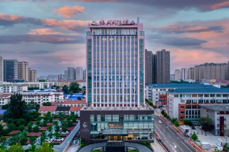 Yin Sheng International Hotel Отели рядом с достопримечательностью «Heze University North Campus»