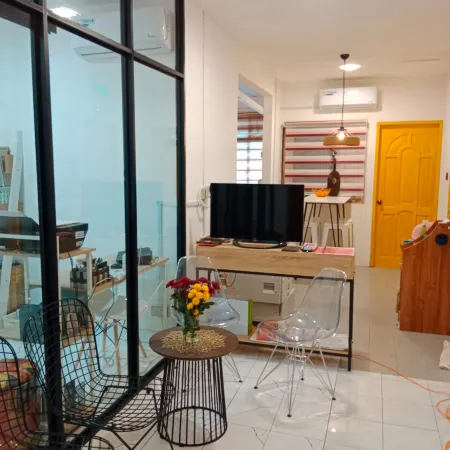 Co.Living Hostel Kiulap Отели рядом с достопримечательностью «Истана Нурул Иман»