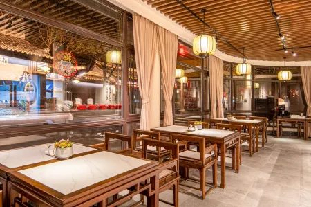 Zhuji Xishi's Hometown Grand House Hotel Отели рядом с достопримечательностью «Zhuji Gymnasium»