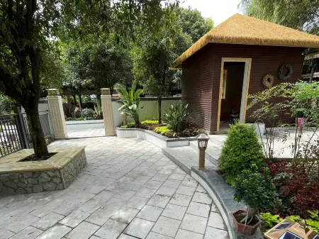 Floral Hotel·Dujiangyan Irrigation Project Puruna parent-child holiday Hotel Отели рядом с достопримечательностью «Baiyun Wanfo Cave»