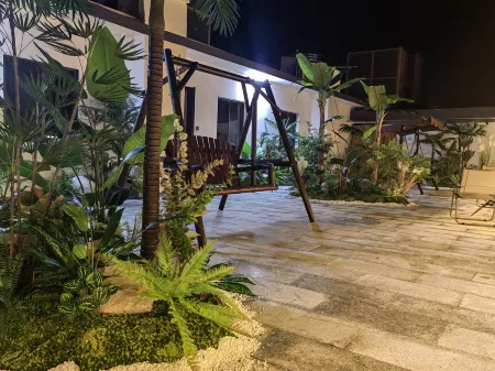 Rezen Select Hotel (Shennongjia Muyu Distribution Center)