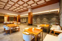 Junlan Elegant Residence Hotel (Erhai Park Branch near Dali High-speed Railway Station)