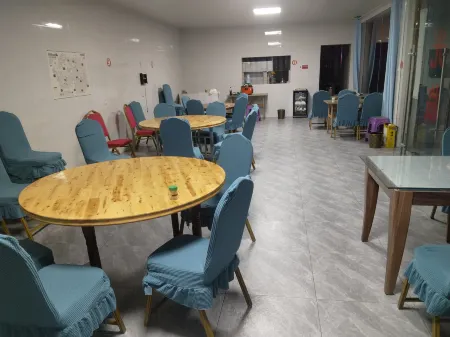 Kangding Mingjun Chinese Inn Отели рядом с достопримечательностью «Seven-color Sea»