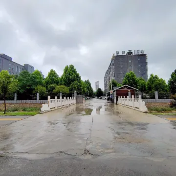 Zhongzhou Yihe Hotel (Dennis City Plaza)