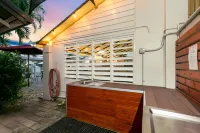 Cairns Queens Court - romantici