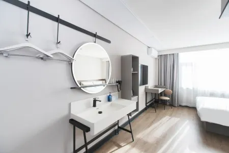 HanTing Hotel (Zhangbei County Government) Отели рядом с достопримечательностью «CPC Zhangbei County Committee Party School»