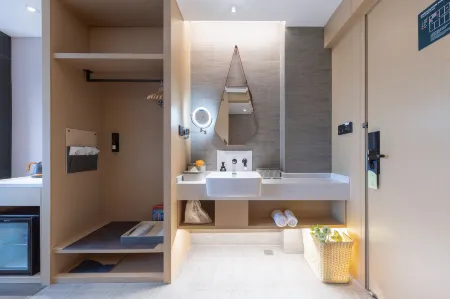 Zhuhai High-tech Zone University Town Government Affairs Center Atour Hotel Отели рядом с достопримечательностью «Gong Amusement Park»