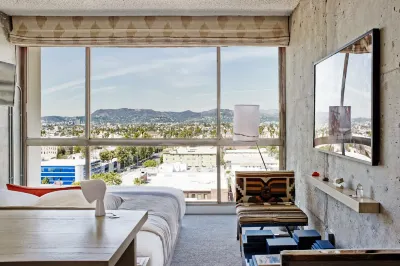 The LINE Hotel LA Отели рядом с достопримечательностью «UCLA Meteorite Gallery»