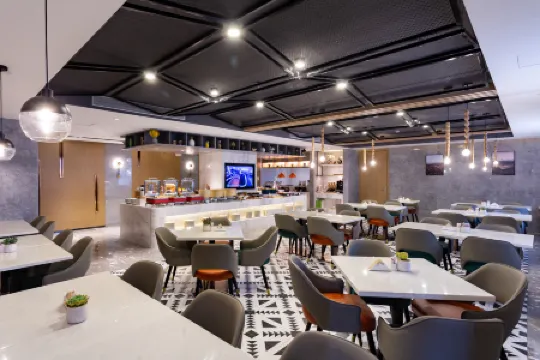 Atour Hotel Binhe West Road Peacock River Landscape Belt Korla