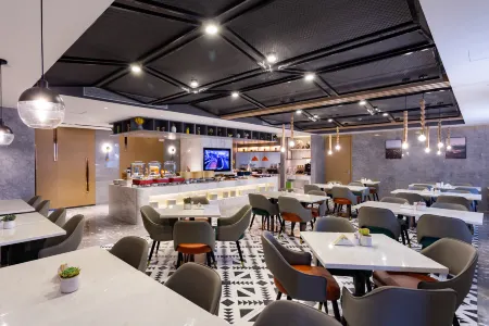 Atour Hotel Binhe West Road Peacock River Landscape Belt Korla