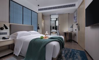a spacious desk and chair, providing a comfortable and contemporary sleeping and working space at Echarm Hotel (Guangzhou Beijing Road Pedestrian Street Tianzi Pier)