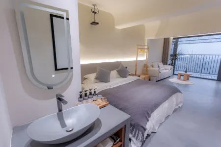 Sitting in Wangli Guanluan Homestay Отели рядом с достопримечательностью «Langmei Temple»