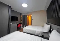 Hennessy Hotel Hong Kong Hotel dekat Masjid Ammar and Osman Ramju Sadick Islamic Centre
