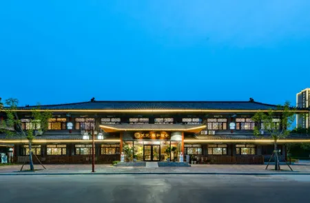 Floral Hotel· Yihe Elysees Hotel (Ningjin County Debai Plaza Branch) Отели рядом с достопримечательностью «Zhongxinda Street Square»