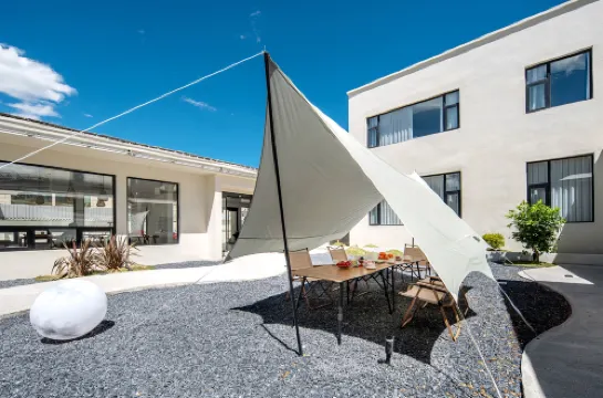 Shangri-La and stop · Not late designer homestay