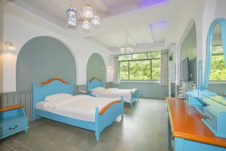 Colorful Hotel (Yangshuo Lijiang Shili Gallery Branch)
