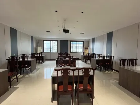 Zhonglin Bay Hotel Chain (Nanyang Railway Station Wuhou Road Store) Отели рядом со станцией Nanyang Railway Station