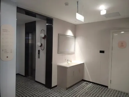 Huayue JingZhi Hotel (Yantai Longkou HePing Road Branch) Отели рядом с достопримечательностью «Dao'enhu Park»