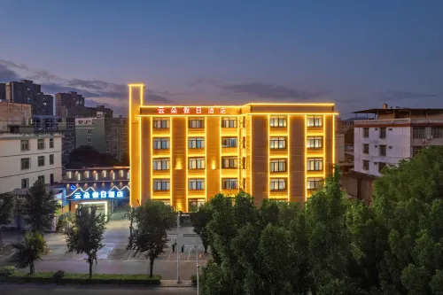 Cloud Holiday Hotel (Zhangzhou Changtai Hello Plaza Store)