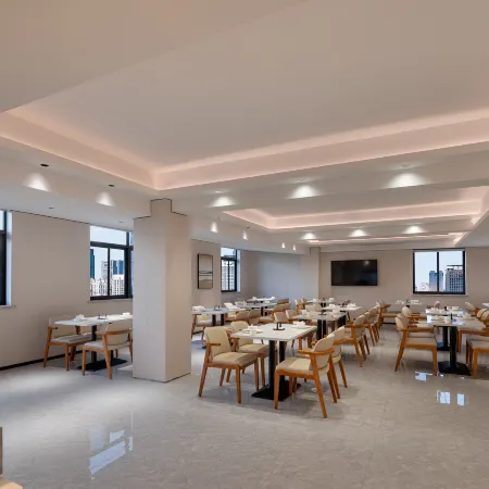 Howard Johnson Club Hotel (Global Center Branch), Chengdu Financial City Отели рядом с достопримечательностью «Глобальный центр «Новый век»»