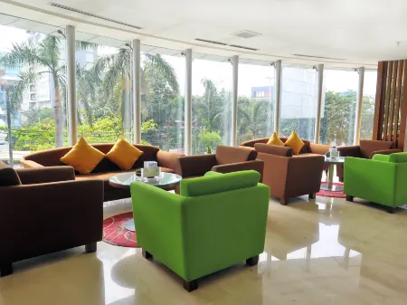 Aston Pluit Hotel & Residence Отели рядом с достопримечательностью «Hutan Mangrove PIK 2»