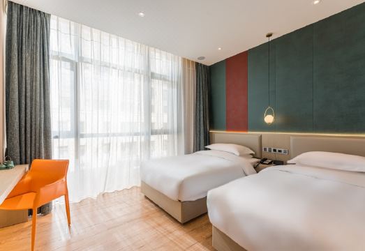 만시 호텔의 깔끔하고 실용적인 객실 사진