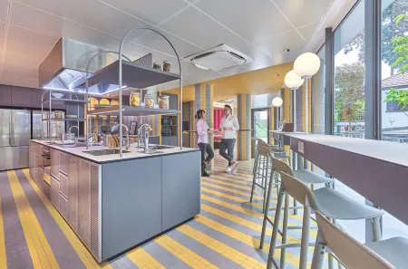 lyf one-north Singapore Отели рядом с достопримечательностью «E-Waves Fishbyte Pte Ltd»