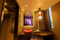 Nanning Leshell Waterside Hotel（Wanxiang City Fangte ASEAN God Painting Shop) - Mountain view