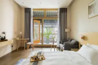 Maitreya Chizhiquan Hot Spring Hotel (Maitreya Honghe Water Township)