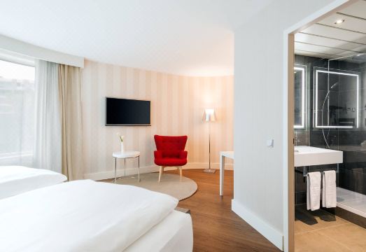 [모던하고 넓은 아바니 호텔의 로비 라운지]