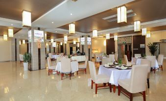 Vienna Classic Hotel (Weining Caohai Exhibition Center)