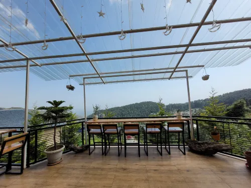 Young Monk Hostel & Cafe Dharamkot