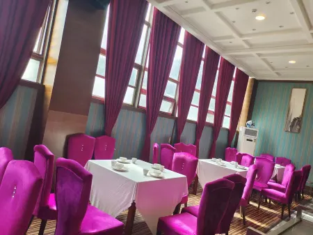 Yuexiang Huanpeng Hotel (Jingkai Wanda Plaza High-speed Railway Station) Отели рядом с достопримечательностью «Xinjiang University of Engineering (Tianjin Road Campus)»