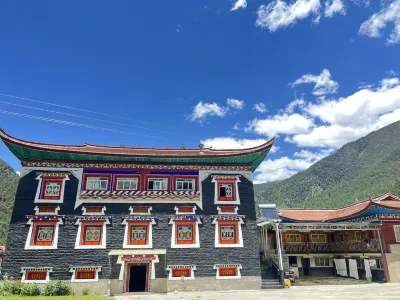 郎庭荷韻・月亮湖星空民宿（蓮花湖野奢營地店） 蓮花海附近的飯店