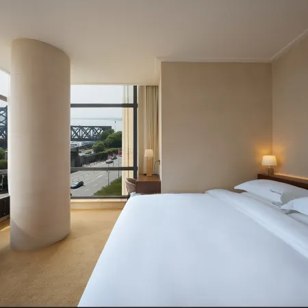 Tian Yu An Art Hotel(Dan Dong Train Station Ya Lu River Bridge) )