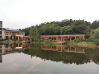 瑤池山莊度假村 國際慢城小牛農家樂附近的飯店
