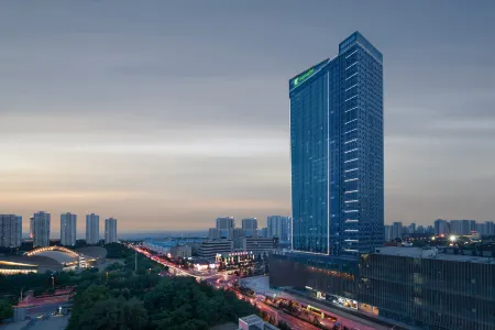 Holiday Inn Qinhuangdao Haigang Отели рядом с достопримечательностью «Qinhuang Botanical Garden»