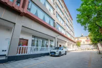 Baoshan Jiahu Hotel - parking